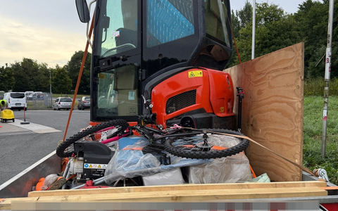 HZA-BI: Minibagger ohne Zolldokumente/Bielefelder Zoll entdeckt Schmuggelversuch auf der A2 bei Hamm - Foto: presseportal.de