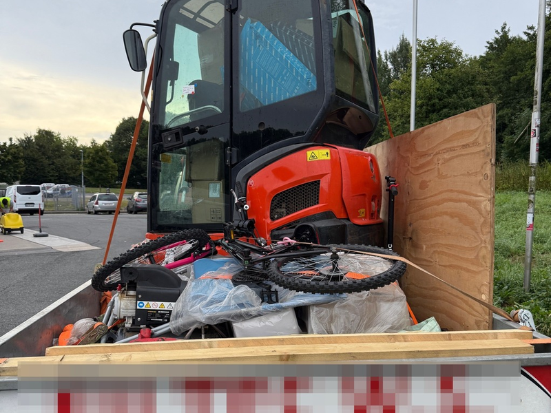 HZA-BI: Minibagger ohne Zolldokumente/Bielefelder Zoll entdeckt Schmuggelversuch auf der A2 bei Hamm - Foto: presseportal.de