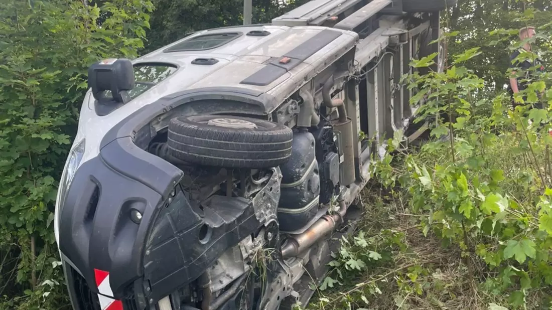 FW-EN: Transporter kippt auf die Seite - Feuerwehr Wetter (Ruhr) am Mittwochabend im Einsatz - Bild: presseportal.de