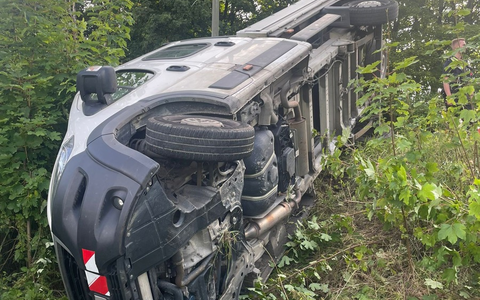 FW-EN: Transporter kippt auf die Seite - Feuerwehr Wetter (Ruhr) am Mittwochabend im Einsatz - Foto: presseportal.de