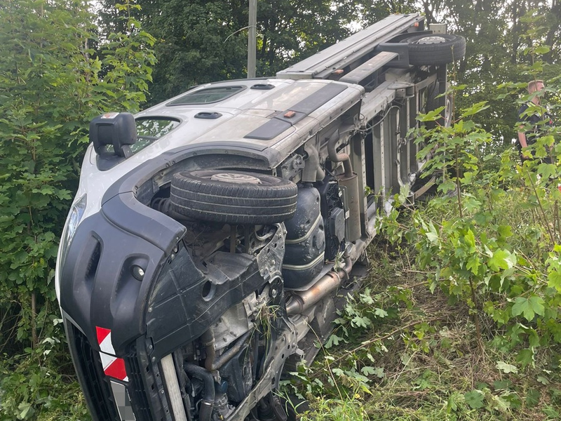 FW-EN: Transporter kippt auf die Seite - Feuerwehr Wetter (Ruhr) am Mittwochabend im Einsatz - Foto: presseportal.de