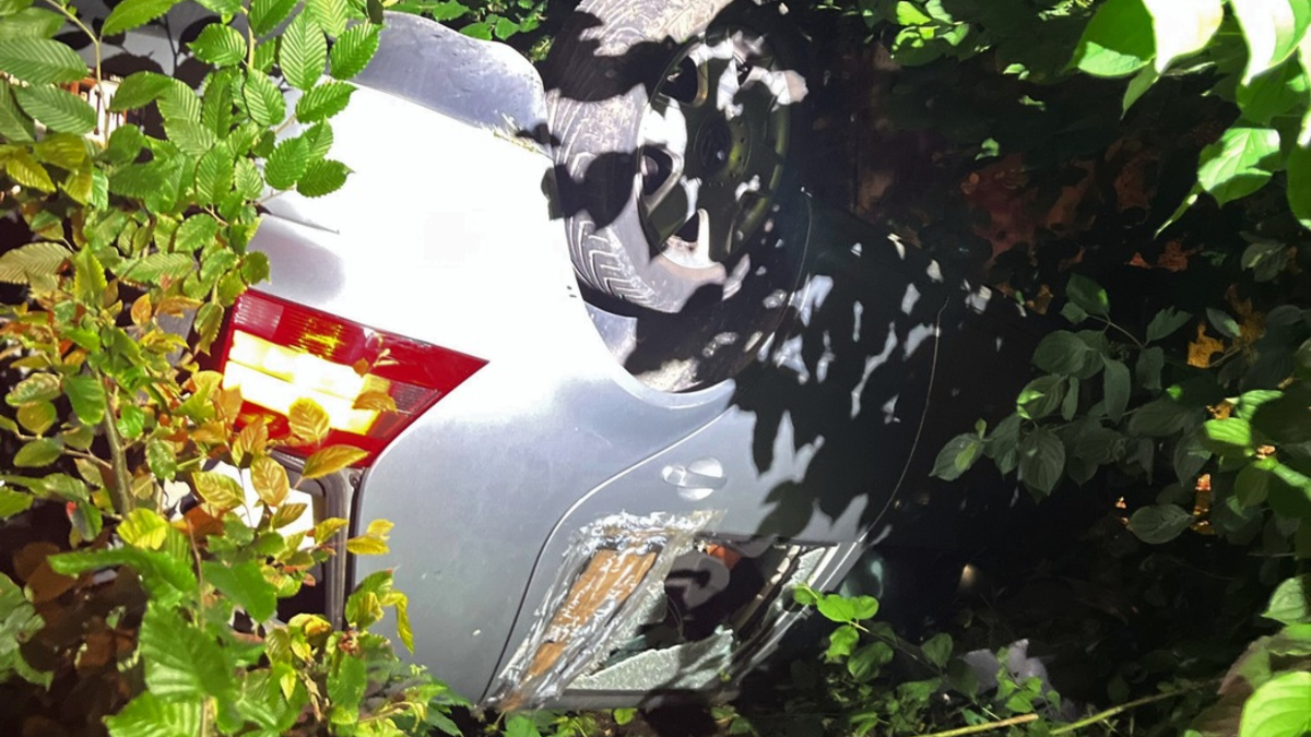 POL-SI: Pkw landet bei Verfolgungsfahrt auf dem Autodach - Polizei nimmt zwei Männer fest -#polsiwi - Foto: presseportal.de