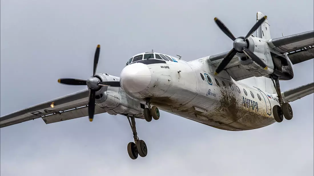 Die An-24 der Fluggesellschaft Angara hatte fast 50 Jahre auf dem Buckel. (Archivbild) - Bild: Marina Lystseva/AP/dpa