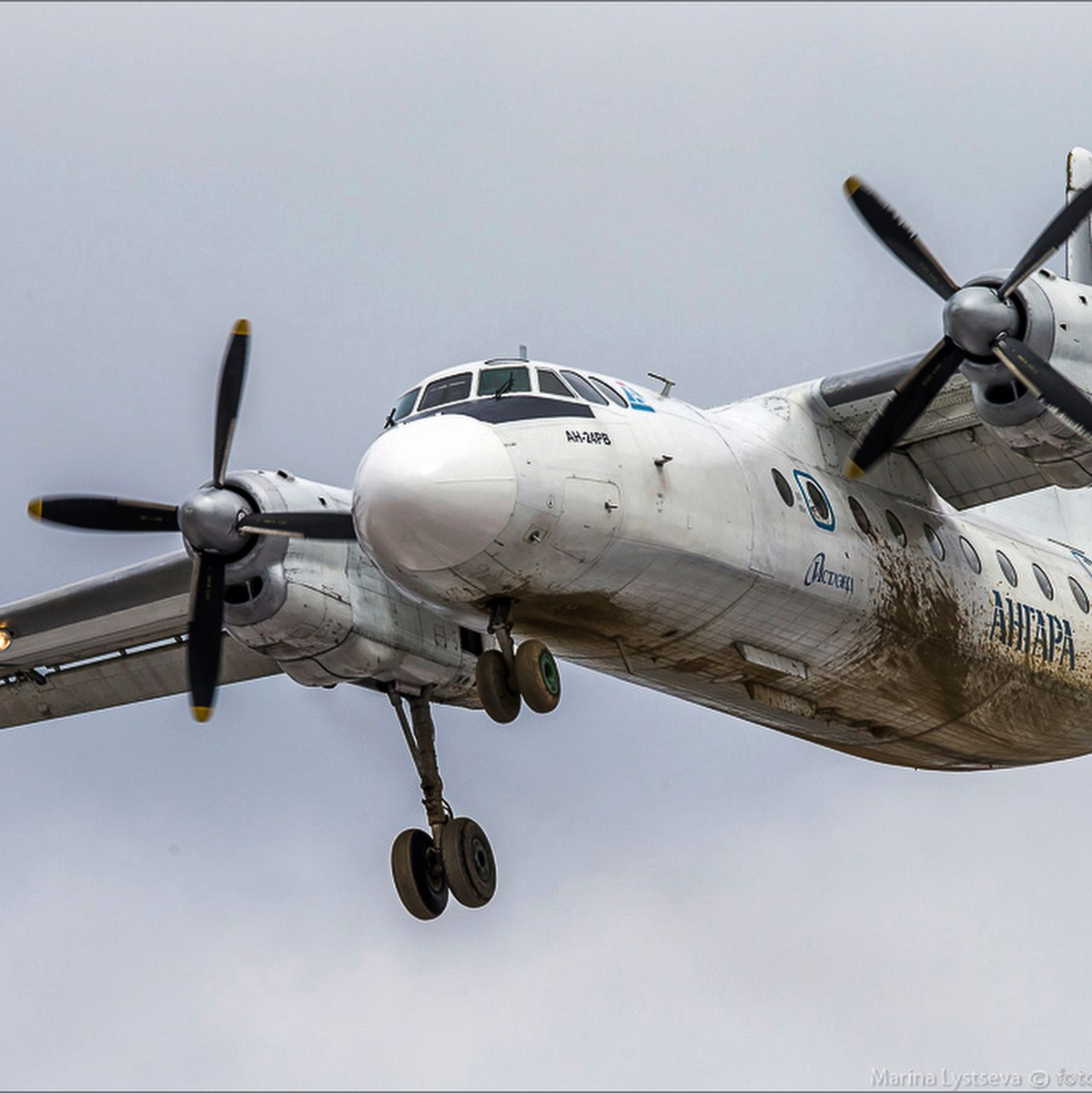 Bei der Unglücksmaschine handelte es sich um eine Antonow vom Typ An-24 wie auf diesem Foto. (Archivbild) - Foto: Marina Lystseva/AP/dpa