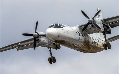Bei der Unglücksmaschine handelte es sich um eine Antonow vom Typ An-24 wie auf diesem Foto. (Archivbild) - Foto: Marina Lystseva/AP/dpa Bei der Unglücksmaschine handelte es sich um eine Antonow vom Typ An-24 wie auf diesem Foto. (Archivbild) - Foto: Marina Lystseva/AP/dpa
