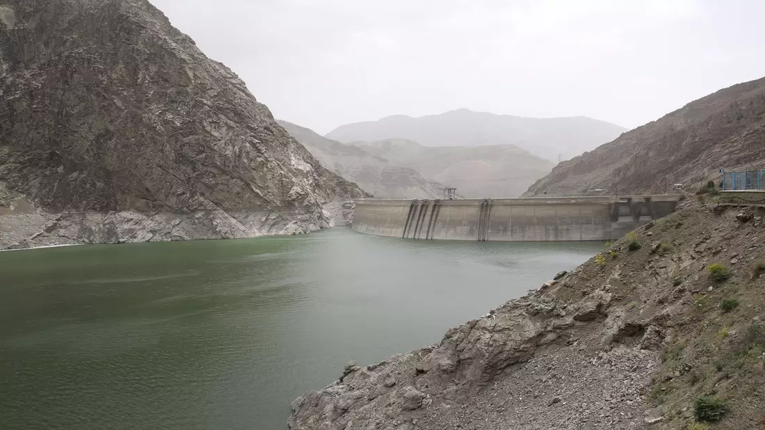 Die Wasserversorgung der Millionenmetropole Teheran ist durch knappe Pegelstände an den Staudämmen gefährdet. (Archivbild) - Bild: -/dpa