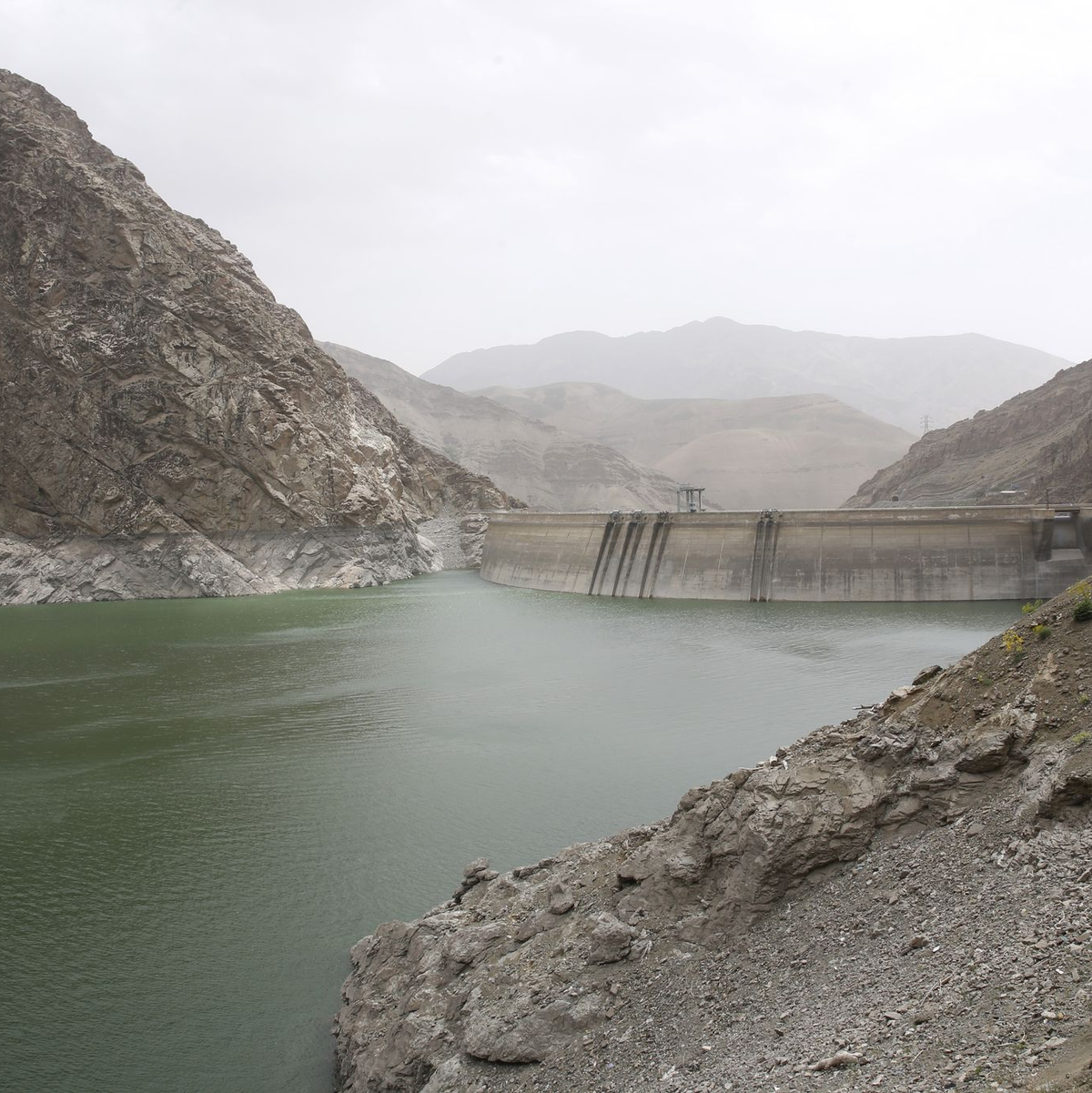 Die Wasserversorgung der Millionenmetropole Teheran ist durch knappe Pegelstände an den Staudämmen gefährdet. (Archivbild) - Foto: -/dpa