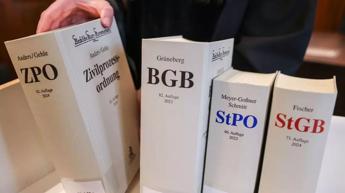 Zivilprozesse unterscheiden sich in vielem von Strafprozessen. (Symbolbild) - Bild: Oliver Berg/dpa