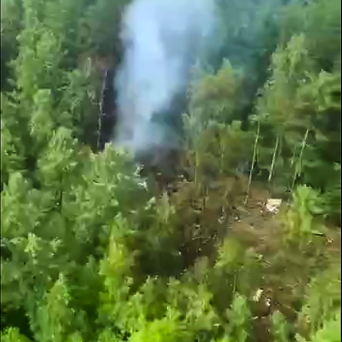 Die Absturzstelle war für die Helfer schwer zu erreichen. - Foto: Uncredited/Russia Emergency Situations Ministry press service/AP/dpa