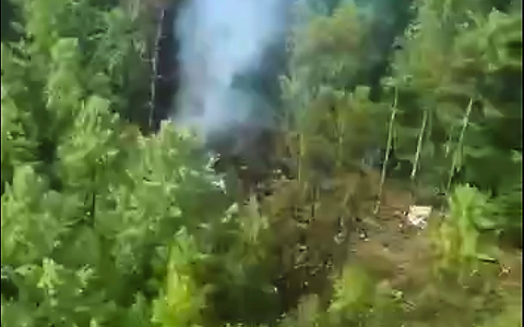 Die Absturzstelle in der Taiga ist für die Helfer schwer zu erreichen. - Foto: Uncredited/Russia Emergency Situations Ministry press service/AP/dpa Die Absturzstelle in der Taiga ist für die Helfer schwer zu erreichen. - Foto: Uncredited/Russia Emergency Situations Ministry press service/AP/dpa