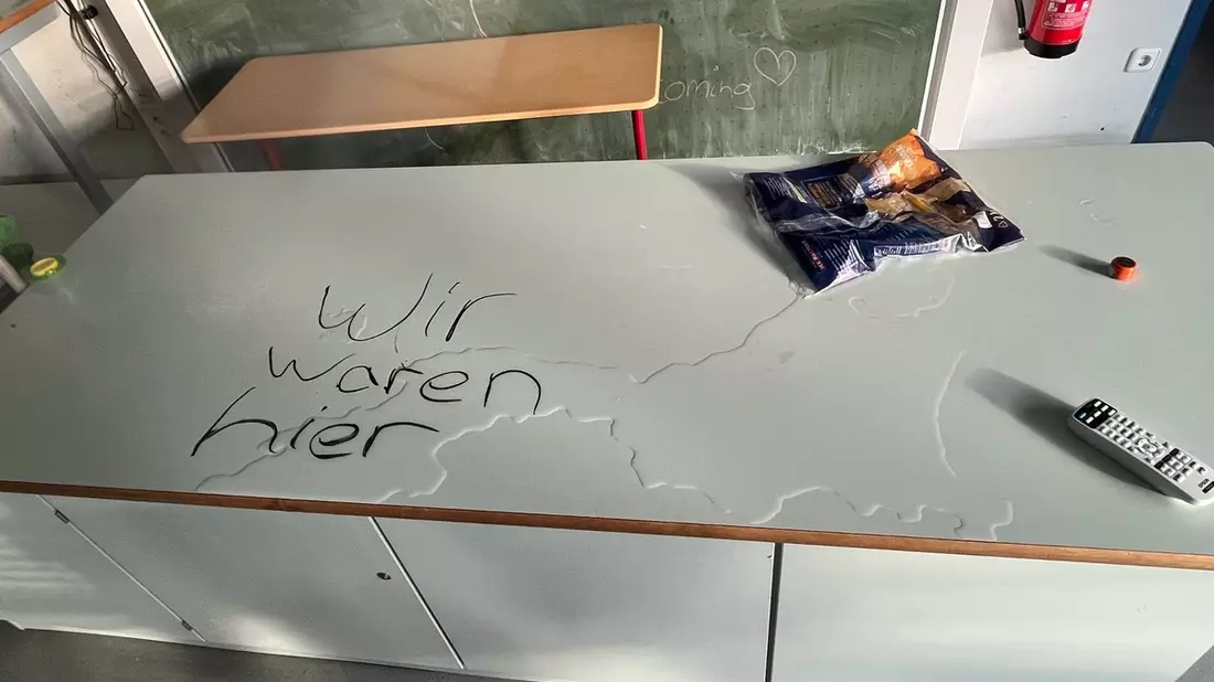 POL-NE: Ermittler suchen Zeugen nach Sachbeschädigungen in der Diedrich-Uhlhorn-Realschule - Bild: presseportal.de