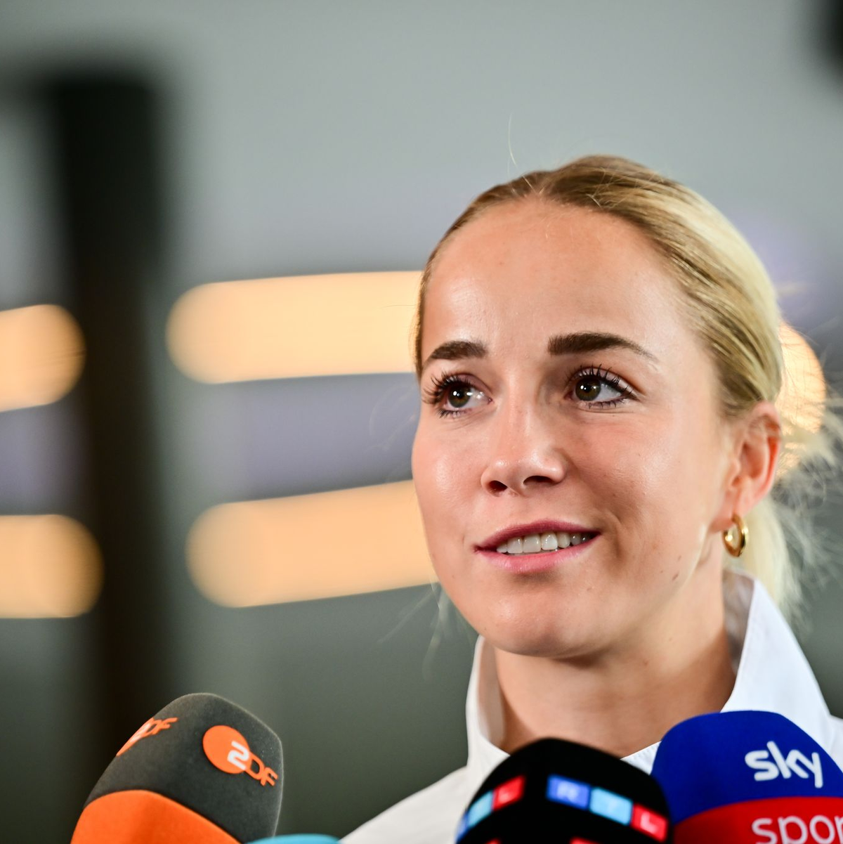 Sehen sich beim FC Bayern wieder: Stürmerin Lea Schüller (l) und Kapitänin Giulia Gwinn. - Foto: Sebastian Christoph Gollnow/dpa
