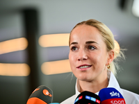 Sehen sich beim FC Bayern wieder: Stürmerin Lea Schüller (l) und Kapitänin Giulia Gwinn. - Foto: Sebastian Christoph Gollnow/dpa