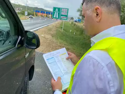Urlaubsfahrt mit Hindernissen: Was ist beim Unfall zu tun? / Warnweste nicht vergessen / Unfallbericht: Unterschiedliche Beweiskraft in unterschiedlichen Ländern / Zuhause oder im Ausland reparieren? - Foto: presseportal.de
