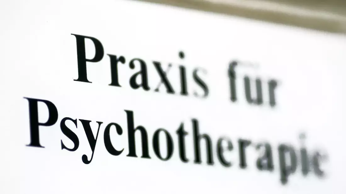 Der Weg zur Therapie ist oft lang. (Archivbild) - Bild: Jens Wolf/zb/dpa