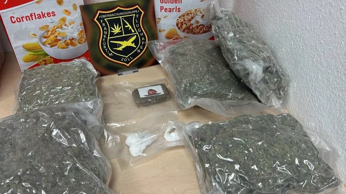 HZA-F: Frankfurter Flughafenzoll nimmt Drogenkurier mit 760 Gramm Kokain im Magen fest- zahlreiche Cannabisaufgriffe und weiter erfolgreiche Drogenschmuggelbekämpfung im ersten Halbjahr 2025 - Bild: presseportal.de