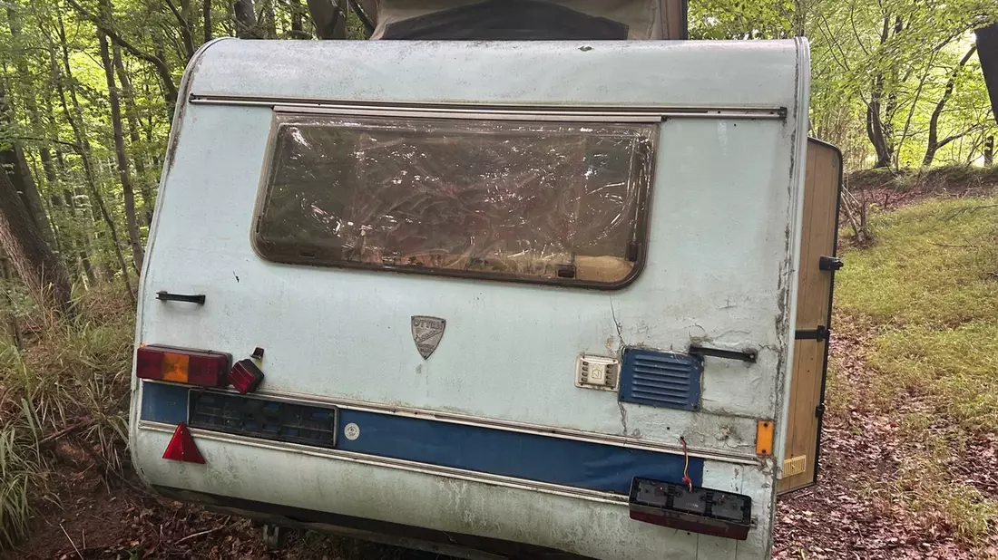 POL-KI: 250724.1 Giekau / Engelau: Wohnwagen illegal in Waldstück entsorgt - Bild: presseportal.de