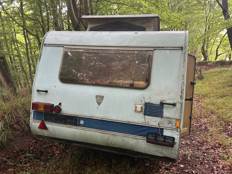 POL-KI: 250724.1 Giekau / Engelau: Wohnwagen illegal in Waldstück entsorgt - Foto: presseportal.de