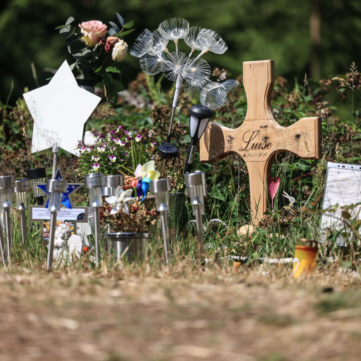 Am Waldrand wurde die Zwölfjährige getötet - eine kleine Gedenkstätte erinnert dort an das Mädchen. (Archivbild) - Foto: Oliver Berg/dpa