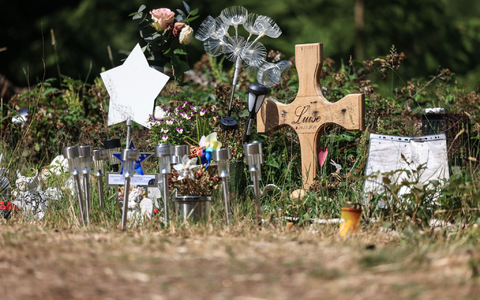 Am Waldrand wurde die Zwölfjährige getötet - eine kleine Gedenkstätte erinnert dort an das Mädchen. (Archivbild) - Foto: Oliver Berg/dpa