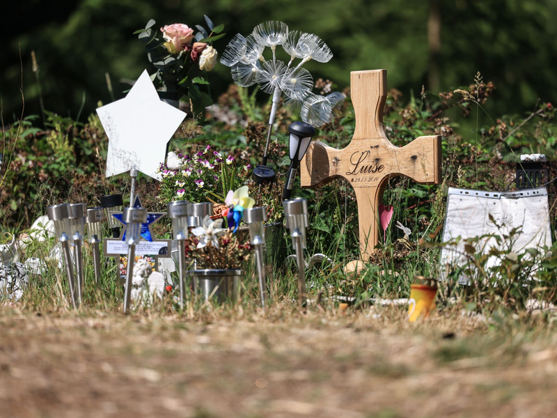 Am Waldrand wurde die Zwölfjährige getötet - eine kleine Gedenkstätte erinnert dort an das Mädchen. (Archivbild) - Foto: Oliver Berg/dpa