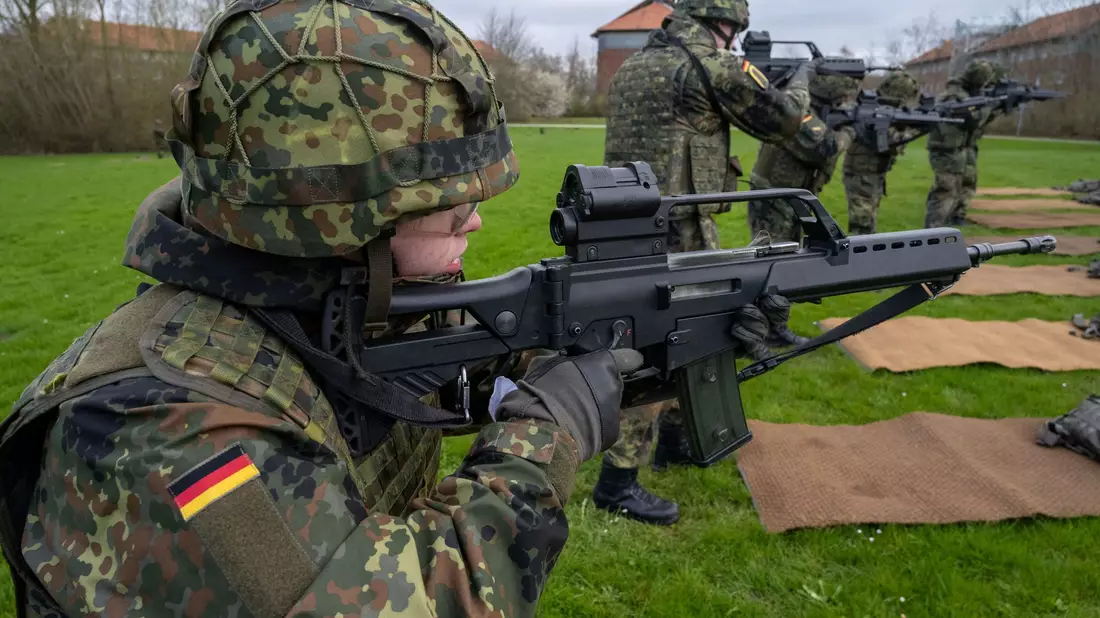 Mit verschiedenen Anreizen will die Bundesregierung mehr junge Leute für die Bundeswehr gewinnen. (Archivbild) - Bild: Stefan Sauer/dpa