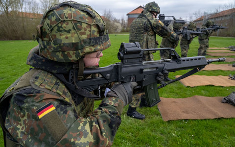 Mit verschiedenen Anreizen will die Bundesregierung mehr junge Leute für die Bundeswehr gewinnen. (Archivbild) - Foto: Stefan Sauer/dpa