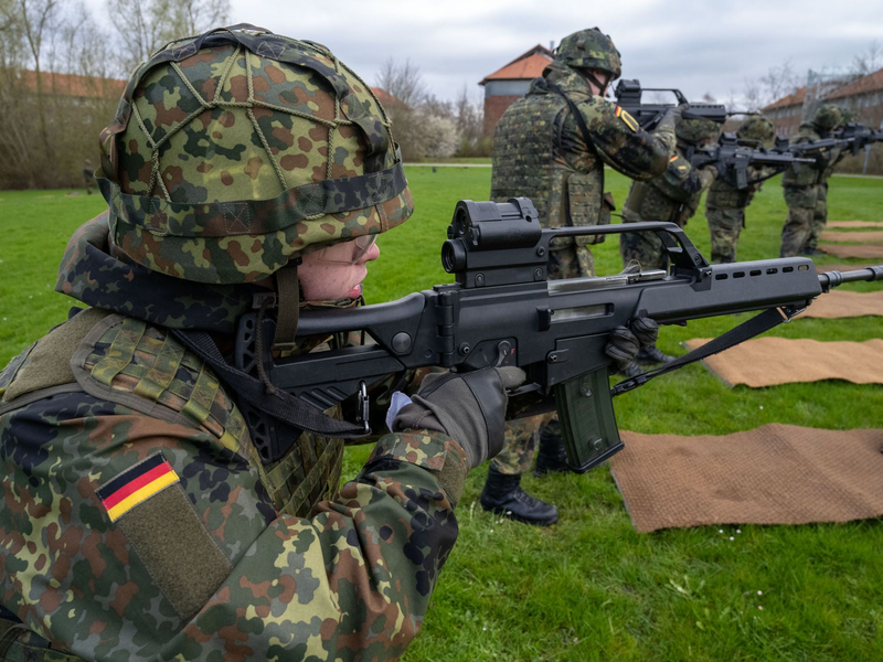 Mit verschiedenen Anreizen will die Bundesregierung mehr junge Leute für die Bundeswehr gewinnen. (Archivbild) - Foto: Stefan Sauer/dpa