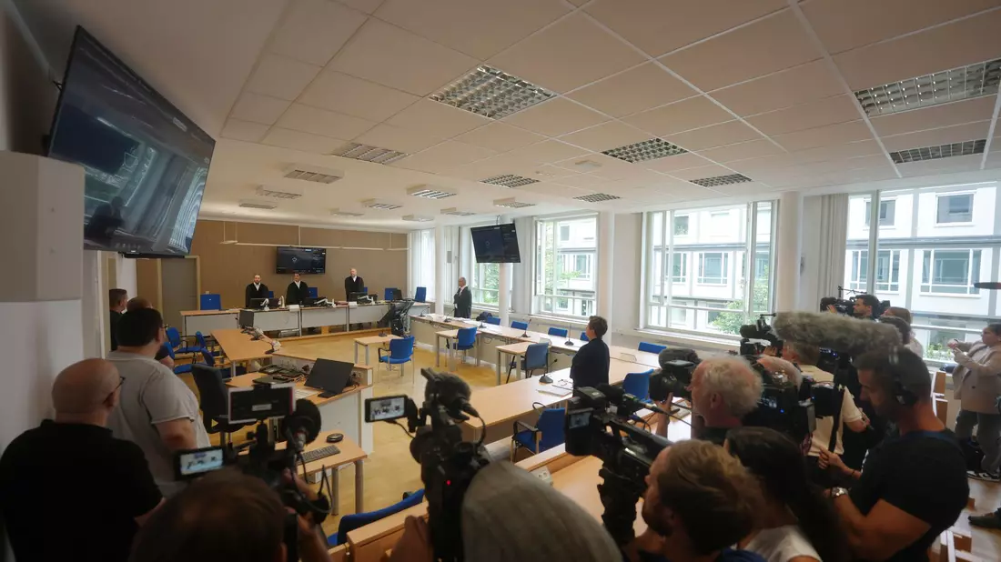 Die Öffentlichkeit durfte zunächst nur zu Beginn der Verhandlung in den Raum. - Bild: Thomas Frey/dpa