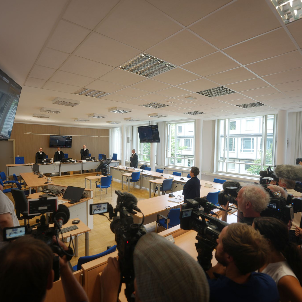 Die Öffentlichkeit durfte zunächst nur zu Beginn der Verhandlung in den Raum. - Foto: Thomas Frey/dpa