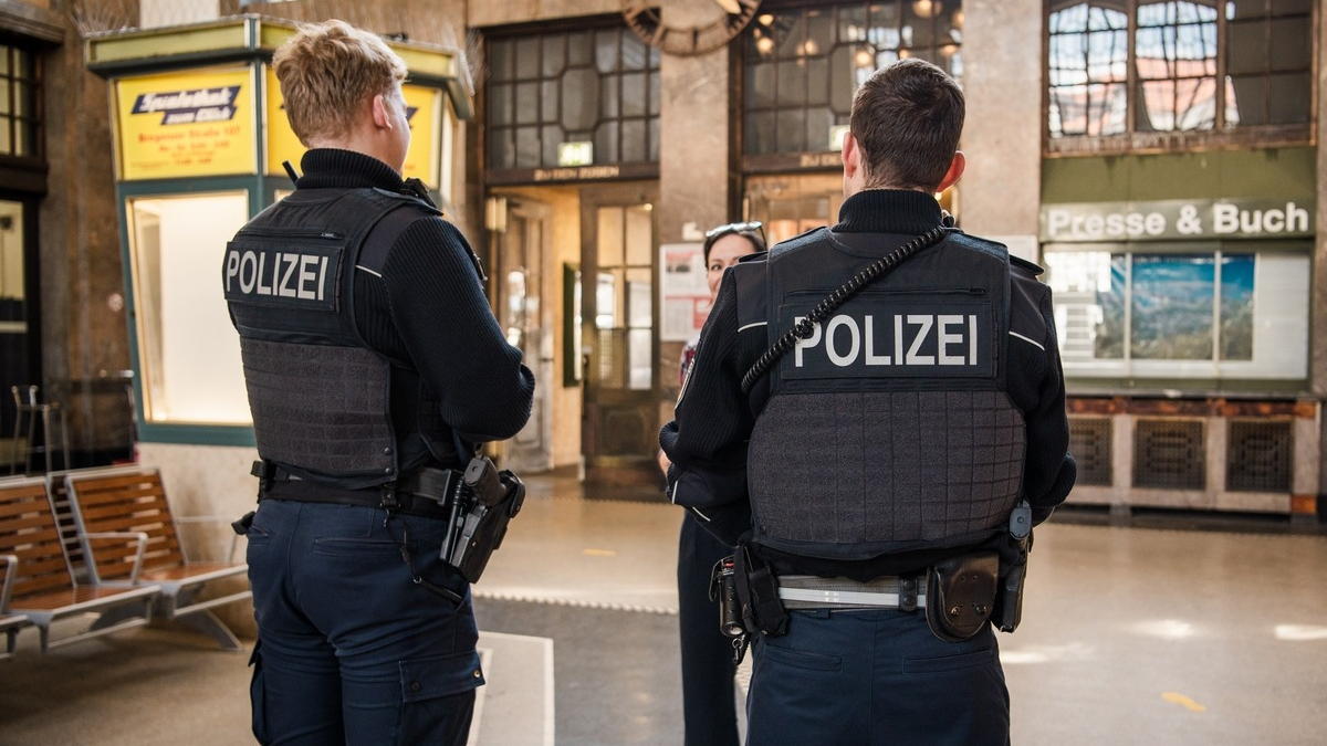 Bundespolizeidirektion München: Stark alkoholisiert und aggressiv/ Bundespolizei bringt Frau ins Bezirkskrankenhaus - Foto: presseportal.de