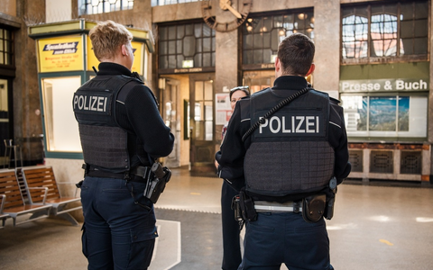 Bundespolizeidirektion München: Stark alkoholisiert und aggressiv/ Bundespolizei bringt Frau ins Bezirkskrankenhaus - Foto: presseportal.de