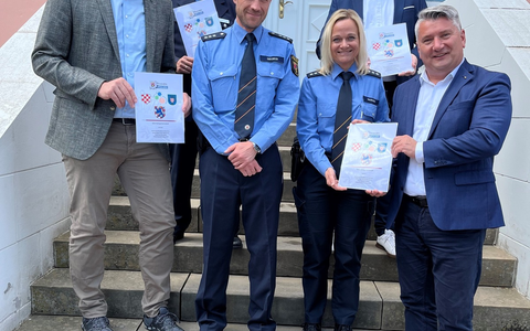 POL-PDTR: Sicherheitspartnerschaft der Polizeiinspektion Birkenfeld in der Verbandsgemeinde und Kreisstadt Birkenfeld. - Foto: presseportal.de POL-PDTR: Sicherheitspartnerschaft der Polizeiinspektion Birkenfeld in der Verbandsgemeinde und Kreisstadt Birkenfeld. - Foto: presseportal.de