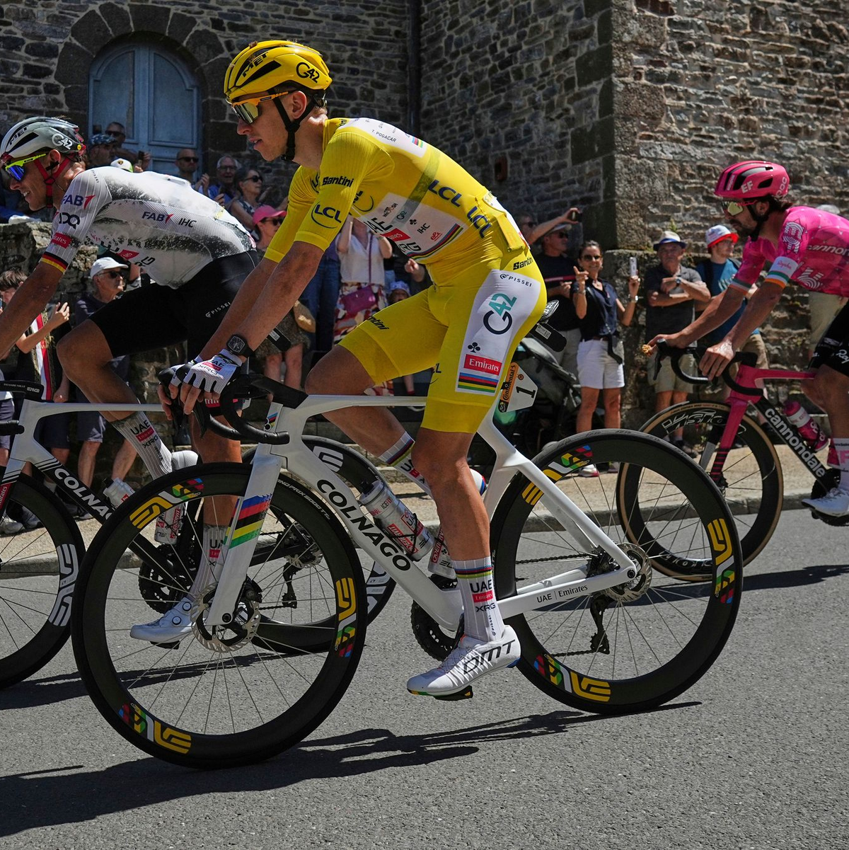Der Slowene Tadej Pogacar, der das Gelbe Trikot des Gesamtführenden trägt, und sein deutscher Teamkollege Nils Politt (l). - Foto: Thibault Camus/AP/dpa