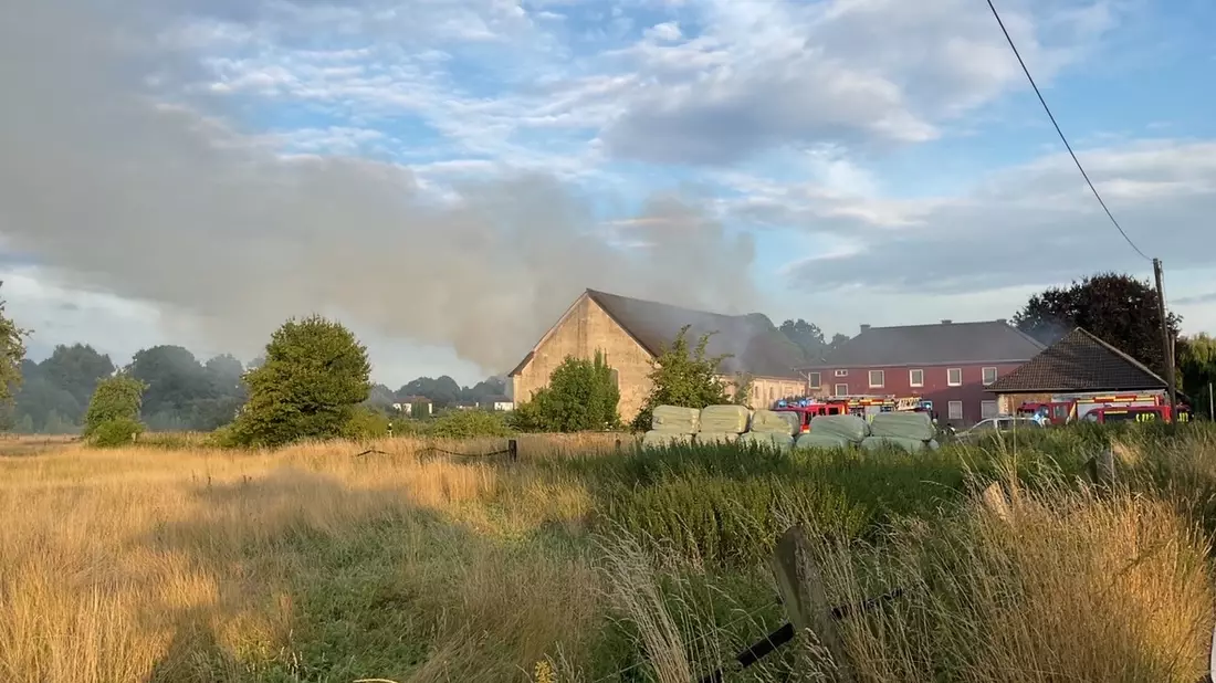 FW-DO: Scheunenbrand in Dortmund-Scharnhorst - Brandbekämpfung dauert derzeit noch an - Bild: presseportal.de