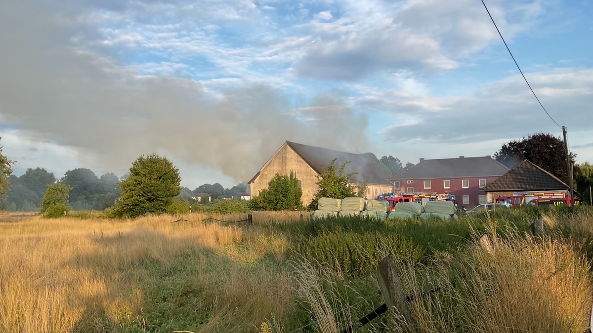 FW-DO: Scheunenbrand in Dortmund-Scharnhorst - Brandbekämpfung dauert derzeit noch an - Foto: presseportal.de