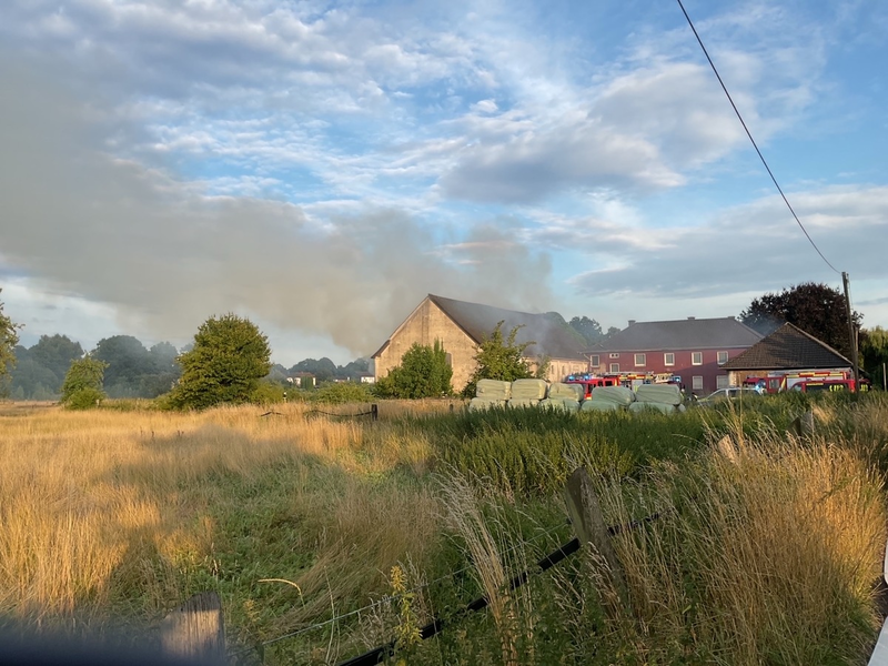FW-DO: Scheunenbrand in Dortmund-Scharnhorst - Brandbekämpfung dauert derzeit noch an - Foto: presseportal.de