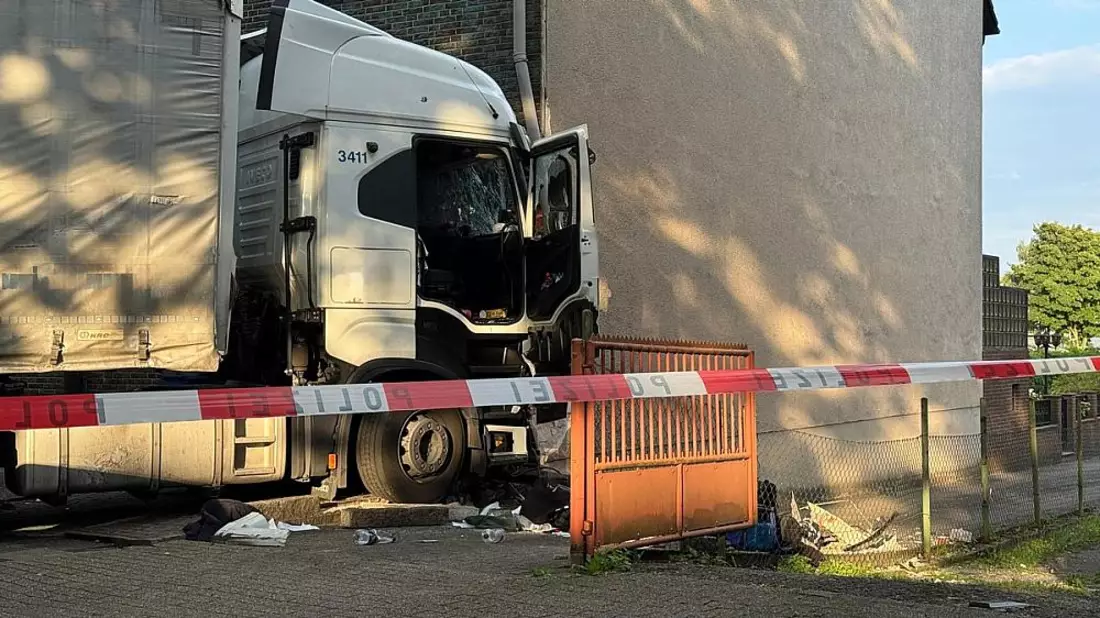 Unfall auf Flugstraße am 24.07.2025 - Bild: Polizei Oberhausen,  Text: über dts Nachrichtenagentur