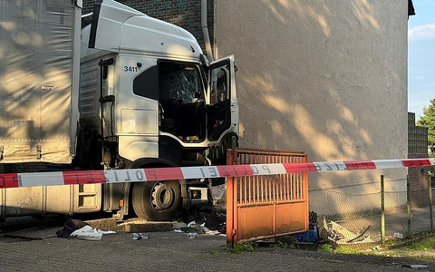 Unfall auf Flugstraße am 24.07.2025 - Foto: Polizei Oberhausen,  Text: über dts Nachrichtenagentur