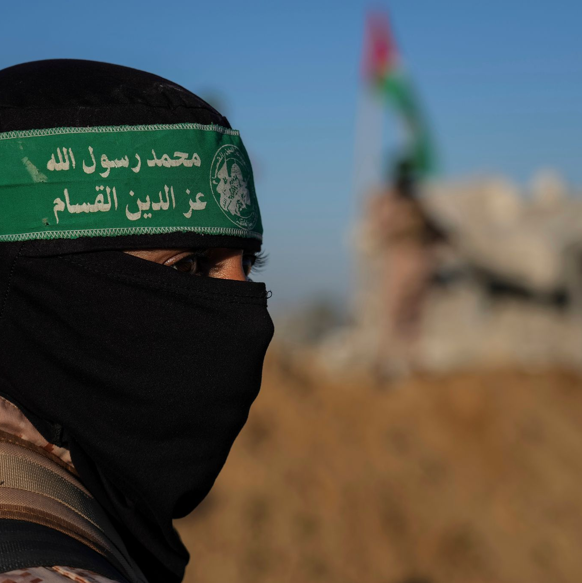 Ein Kämpfer der islamistischen Terrororganisation Hamas bei einer früheren Waffenruhe. (Archivbild) - Foto: Abdel Kareem Hana/AP/dpa
