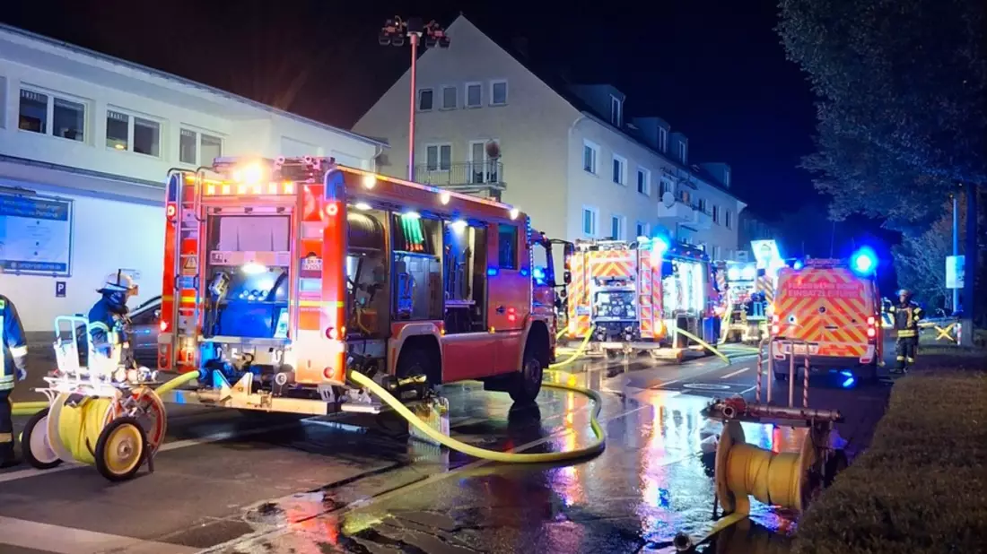 FW-BN: Brand an Gewerbeobjekt - Flammen greifen auf Gebäudeinneres über - Bild: presseportal.de