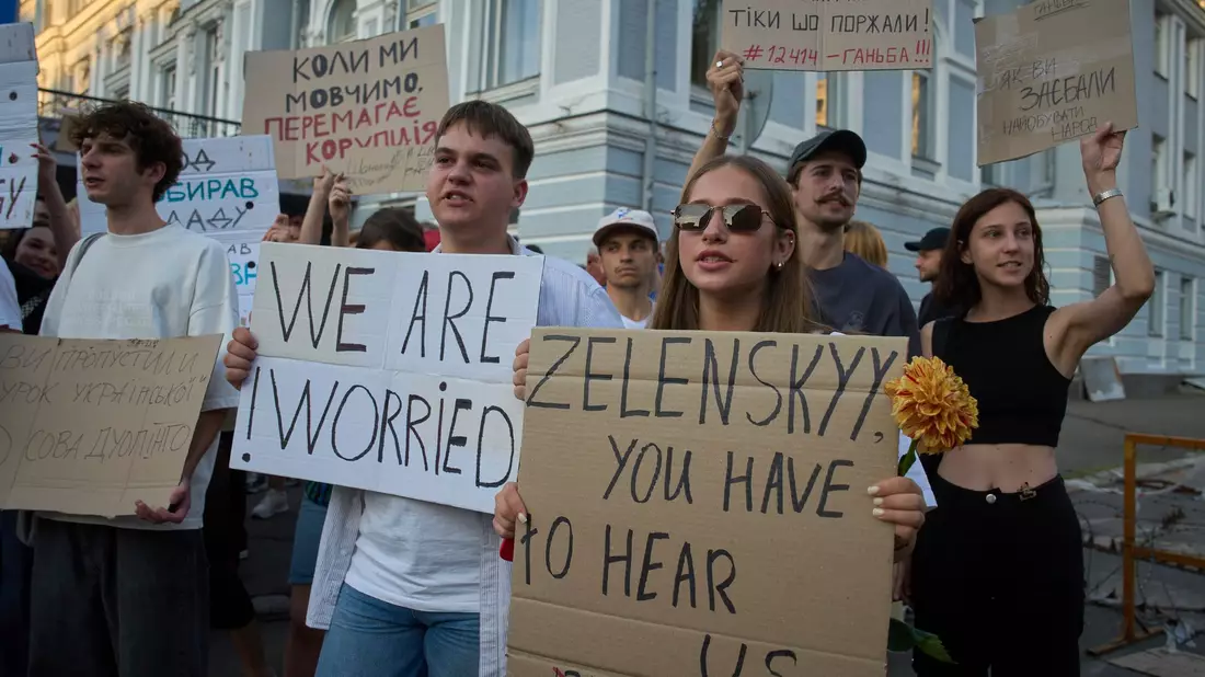 Seit Tagen gab es Proteste in Kiew und anderen Städten gegen die Beschneidung der Vollmachten der Anti-Korruptionsbehörden.  - Bild: Efrem Lukatsky/AP/dpa