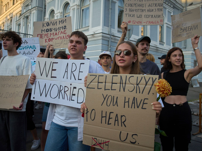 Seit Tagen gab es Proteste in Kiew und anderen Städten gegen die Beschneidung der Vollmachten der Anti-Korruptionsbehörden.  - Foto: Efrem Lukatsky/AP/dpa