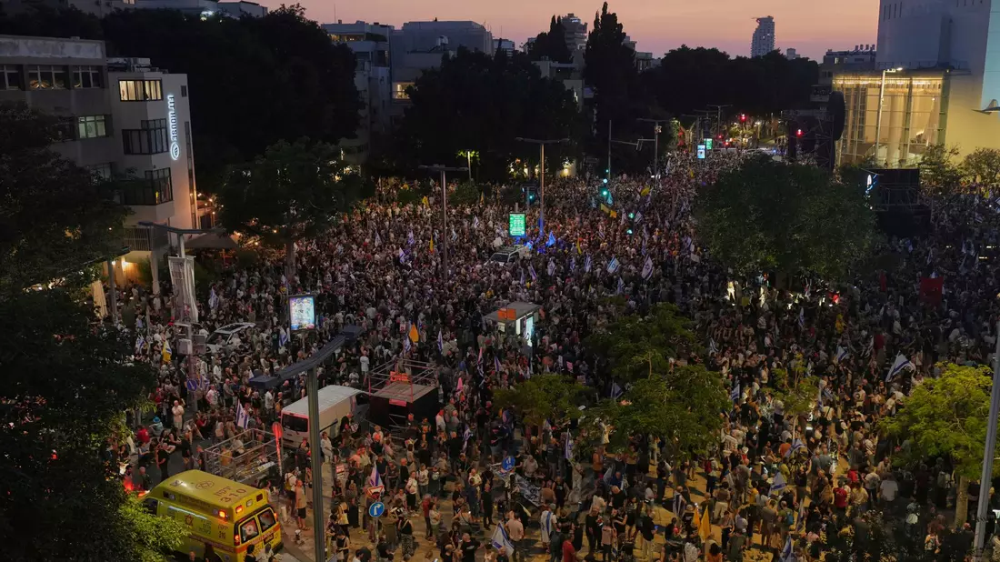 Tausende demonstrieren in Tel Aviv für ein Ende des Gaza-Krieges und die Freilassung der Geiseln. - Bild: Ariel Schalit/AP/dpa