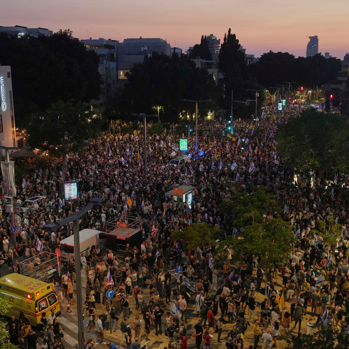 Tausende demonstrieren in Tel Aviv für ein Ende des Gaza-Krieges und die Freilassung der Geiseln. - Foto: Ariel Schalit/AP/dpa