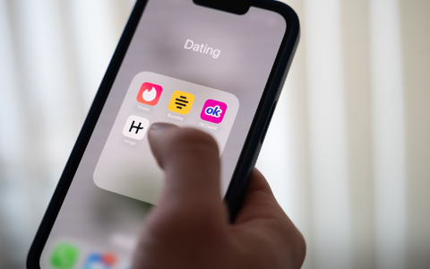 Eine Frau hält ein Smartphone, auf dem Dating-Apps angezeigt werden. (Symbolbild) - Foto: Alicia Windzio/dpa