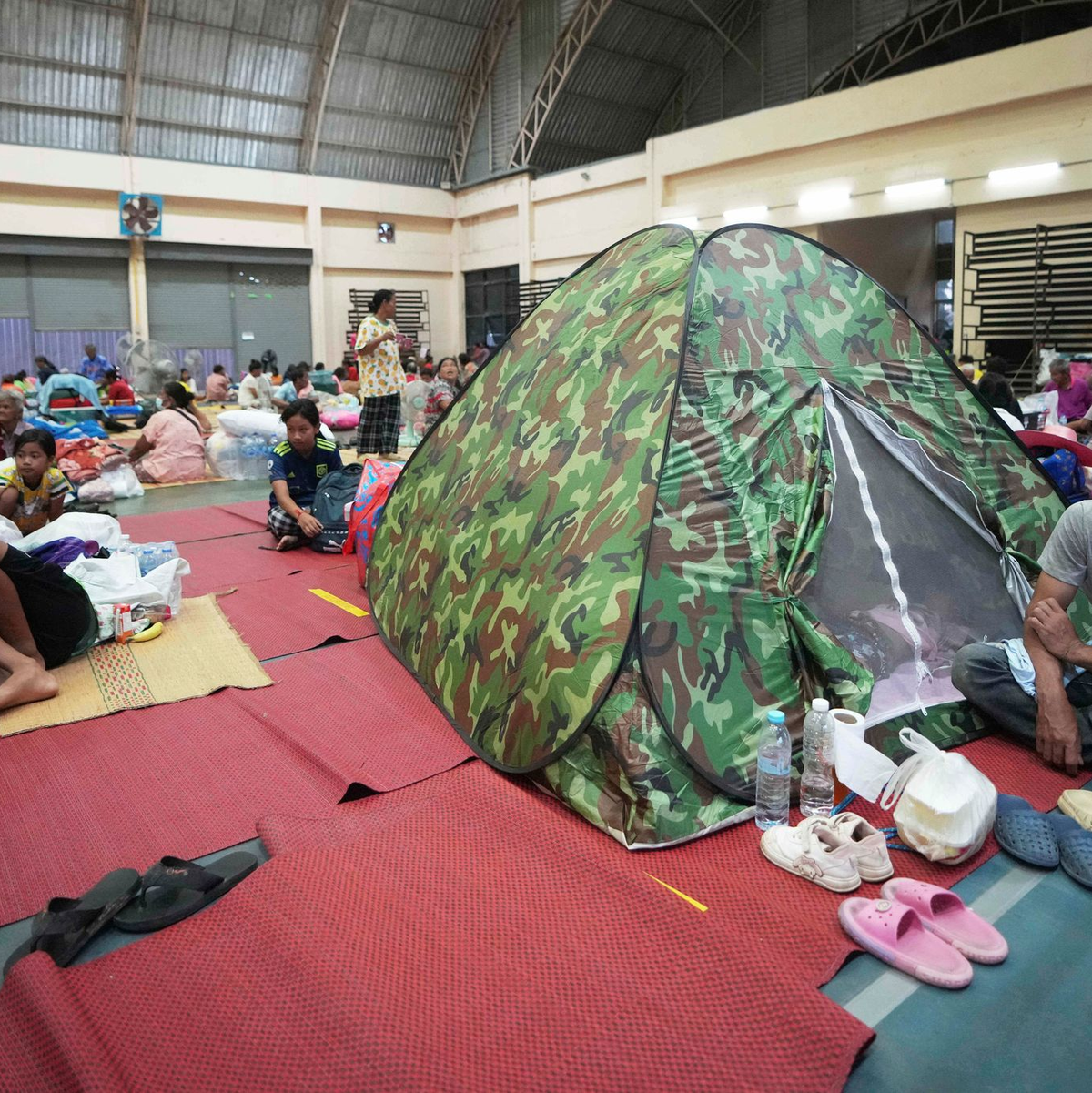 Viele Menschen auf beiden Seiten sind auf der Flucht. - Foto: Sakchai Lalit/AP/dpa
