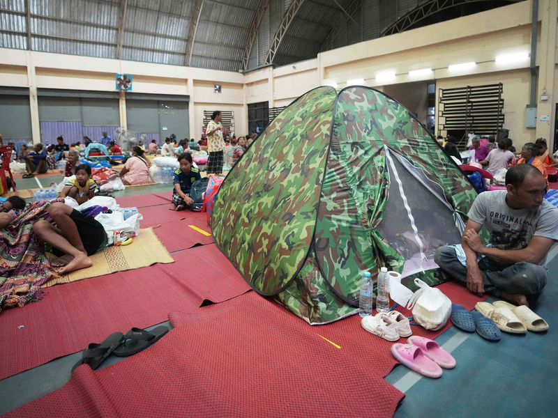 Viele Vertriebene haben ihr Hab und Gut samt Haustieren in Sicherheit gebracht. - Foto: Sakchai Lalit/AP/dpa