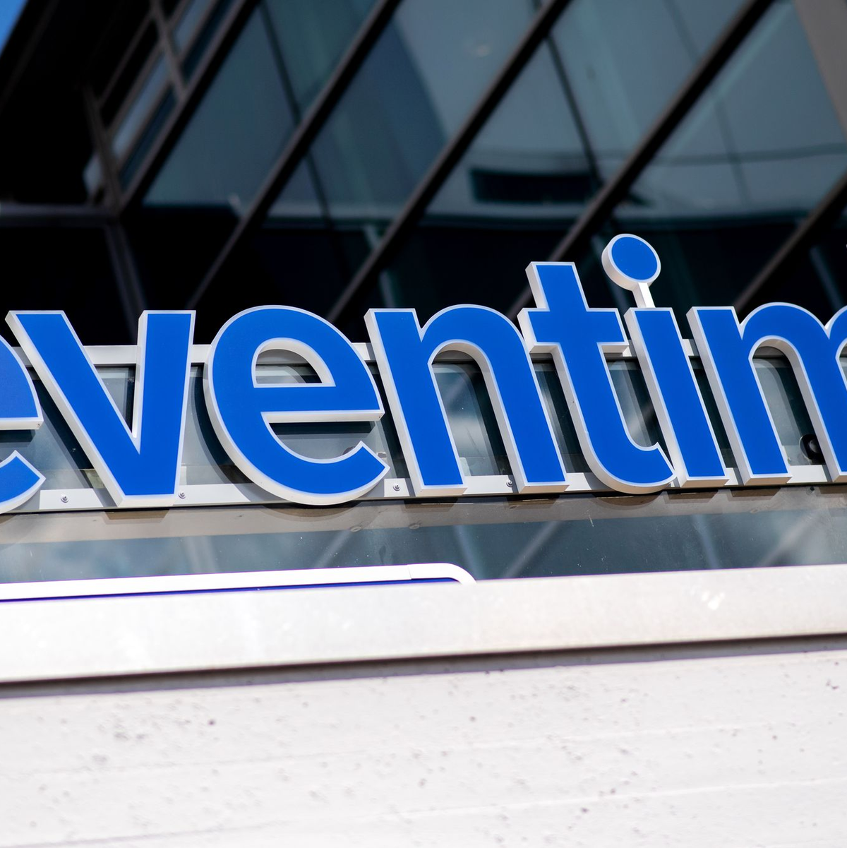 Das Eventim-Logo hängt an einem Ticketschalter an der Bremer ÖVB-Arena. (Archivbild) - Foto: Hauke-Christian Dittrich/dpa