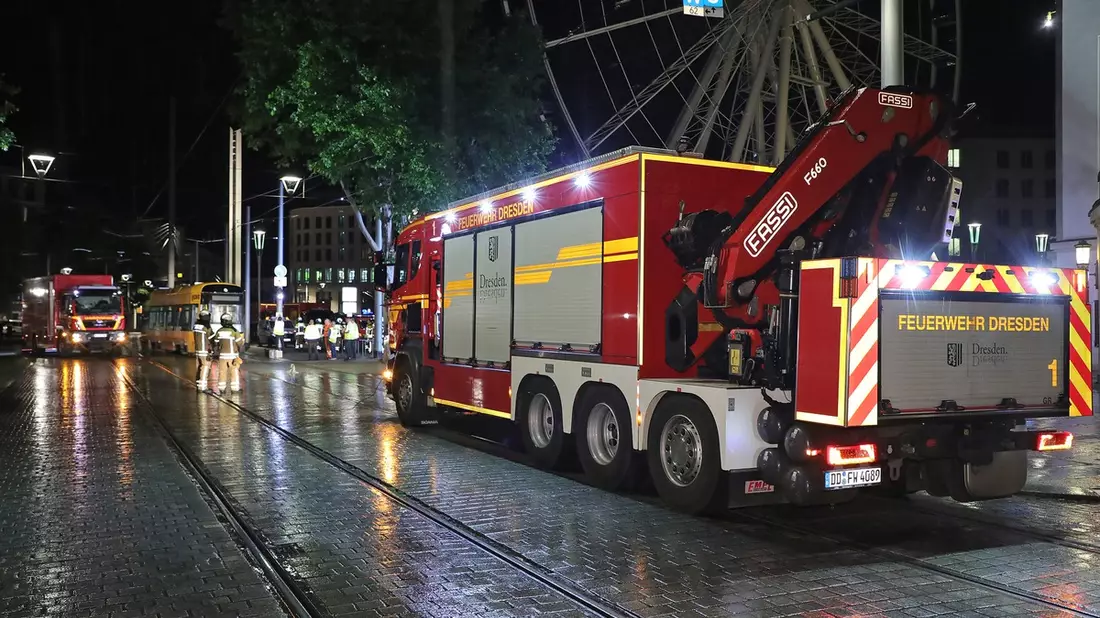 FW Dresden: Koordinierter Feuerwehreinsatz nach Weichenfehler - Straßenbahn erfolgreich eingegleist - Bild: presseportal.de